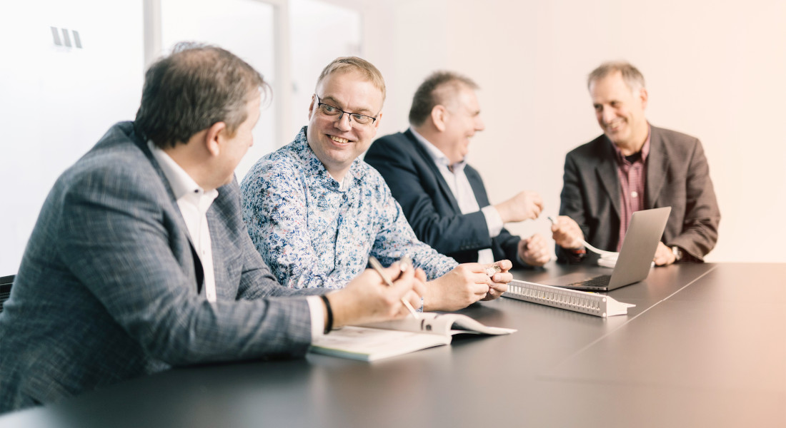 Teknologirådgivning: Team taler om produktløsninger med patchpanel - Rådgivning hos EFB-Elektronik