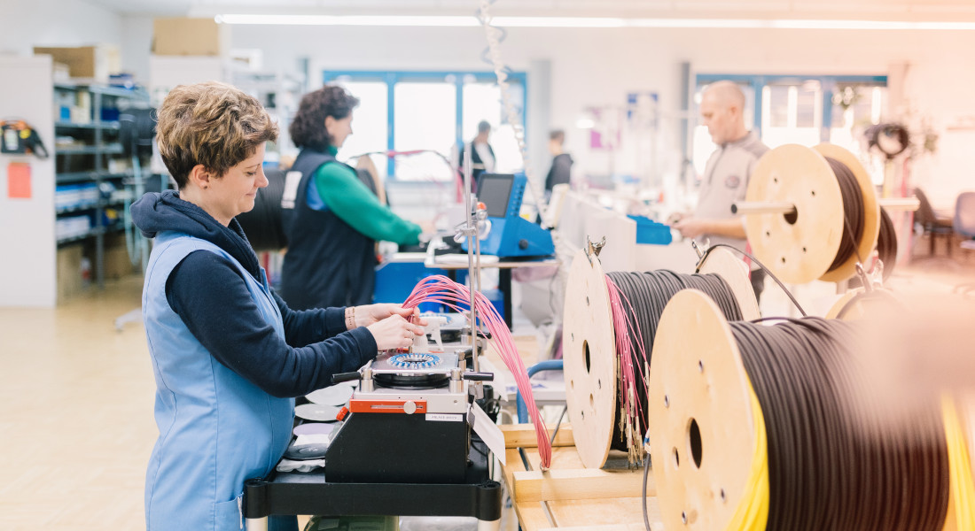 Medarbejdere i specialproduktion af fiberoptiske kabler med kabeltromler - Fiberoptiske løsninger fra EFB-Elektronik