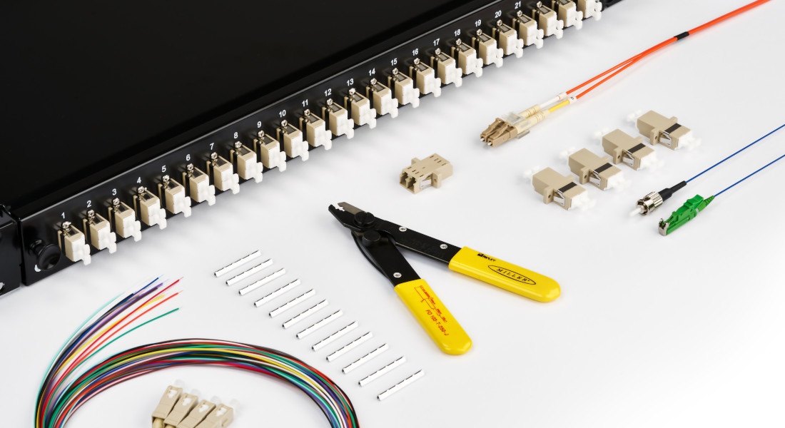 Glasfaser-Verkabelungssatz mit Patchpanel, Glasfaserkabeln, Steckern, Abisolierwerkzeug und Adaptern. Glasfaser-Verkabelungssatz mit Patchpanel, Glasfaserkabeln, Steckern, Abisolierwerkzeug und Adaptern.