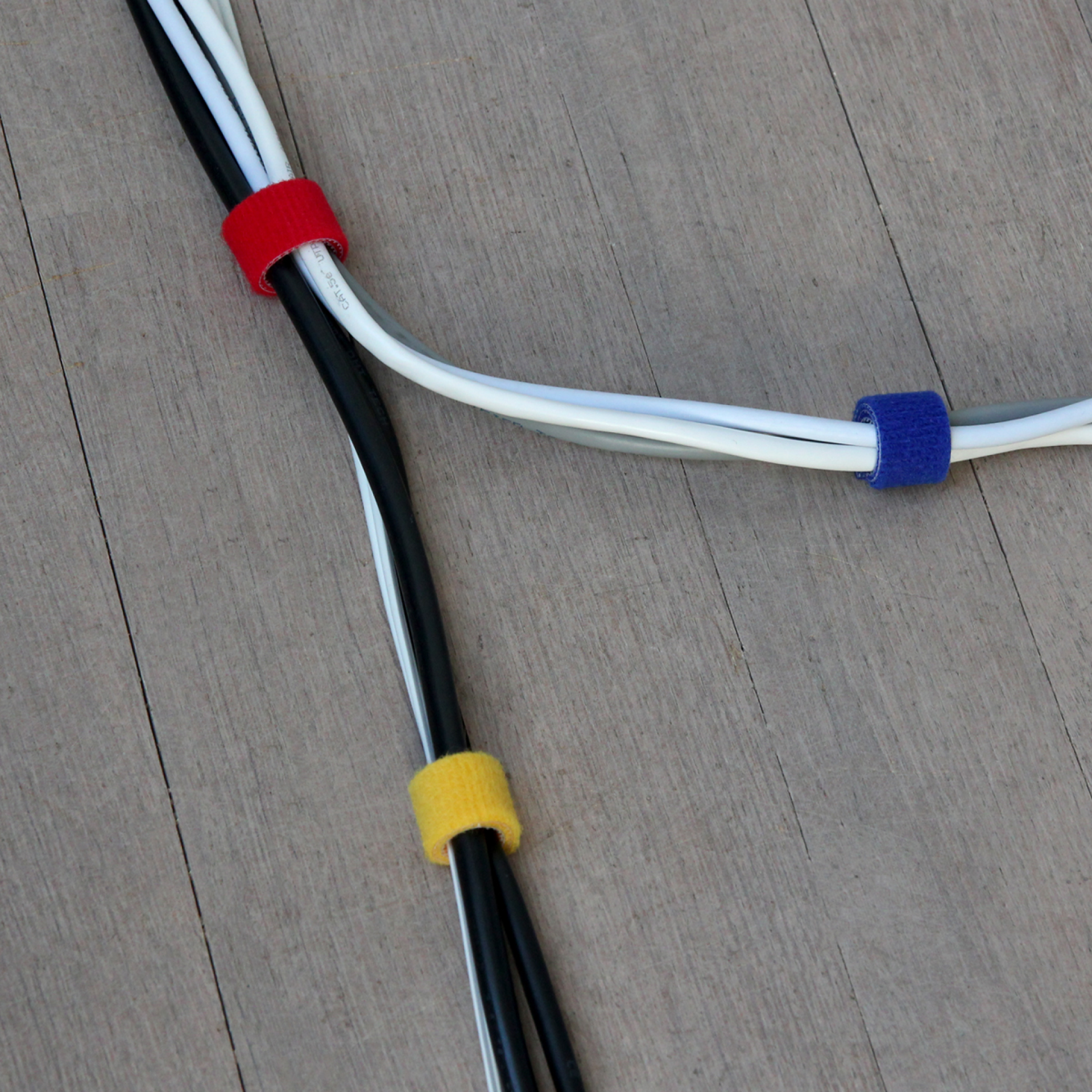 LTC ROLL STRAP, double sided hook and loop roll 4x1m black/yellow/blue/red