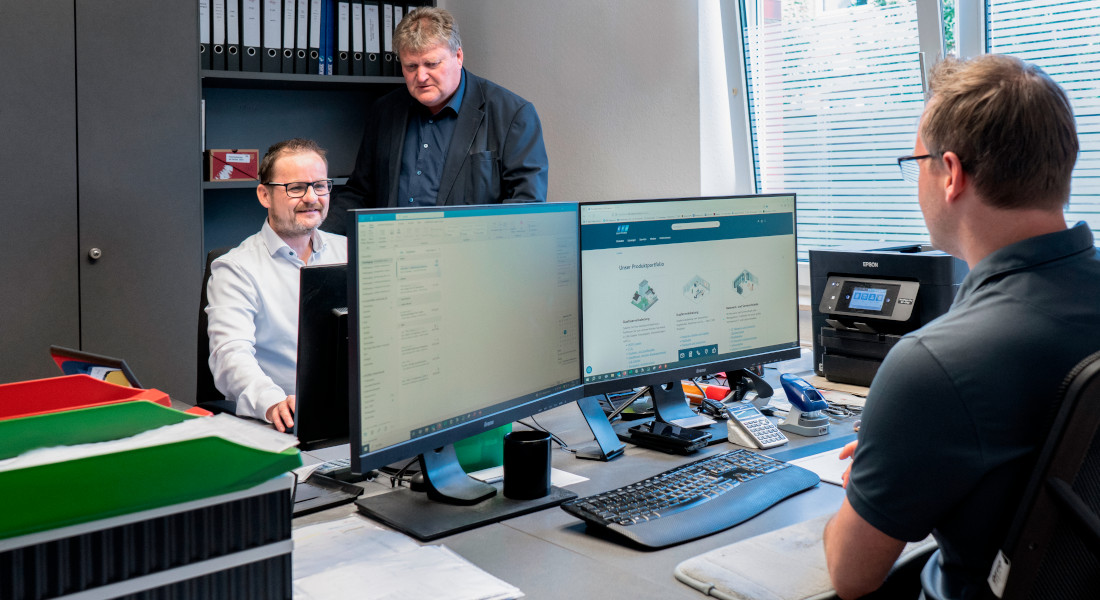 Teknisk planlægning og rådgivning på kontoret med skærme og team - EFB-Elektronik infrastrukturplanlægning