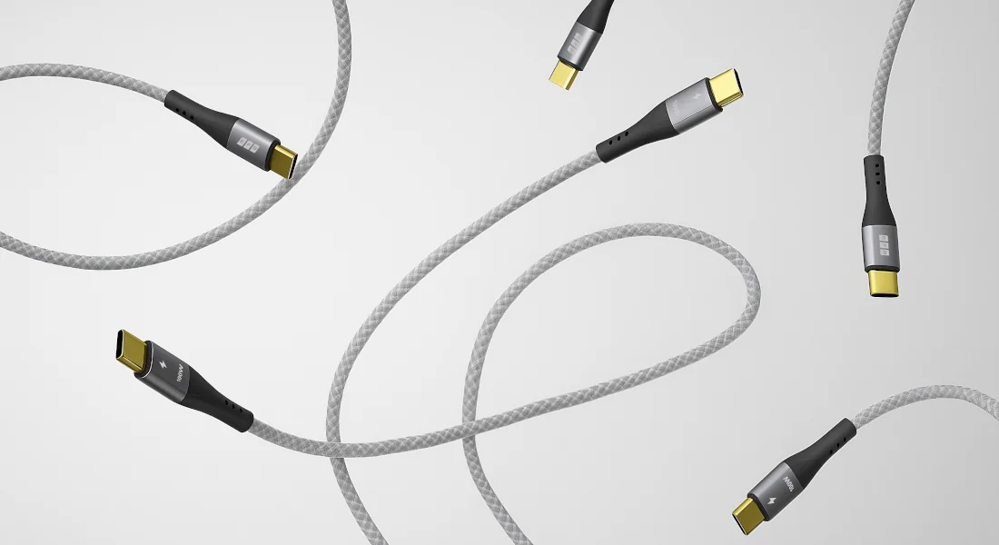 Flettede USB-C-kabler med guldbelagte stik til hurtig dataoverførsel og sikker opladning - design af høj kvalitet i et teknisk arrangement mod en lys baggrund