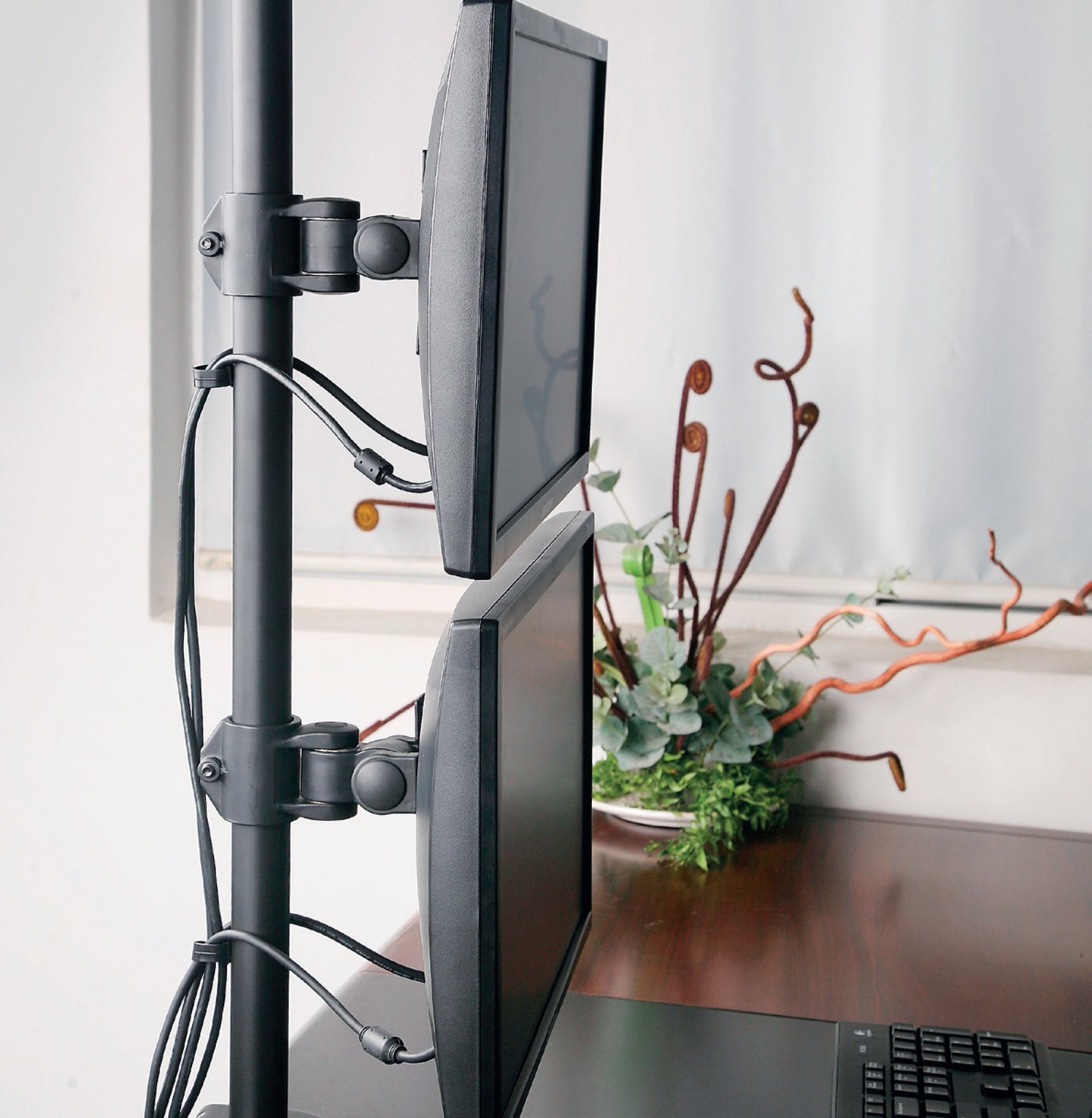 Desk stand for 2 LCDs 13"-27", vertical, with clamp