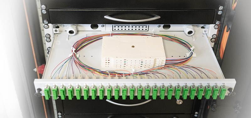 EFB-Elektronik bietet individuelle Bestückung von 19“ LWL-Spleißboxen