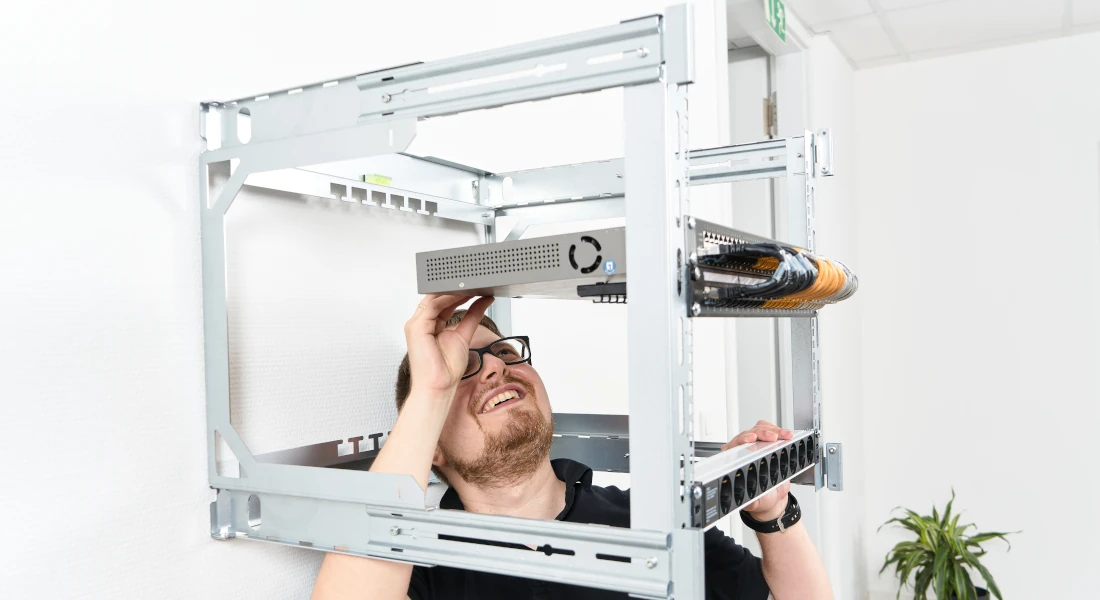 Installatøren arbejder nedenfra på X-Rack