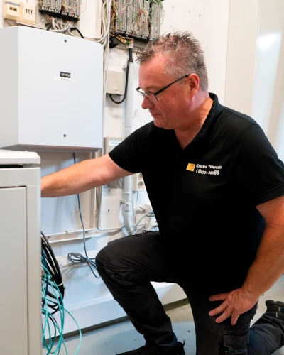 Tekniker installerer netværksskab og kontrollerer kabelforbindelser – EFB-Elektronik