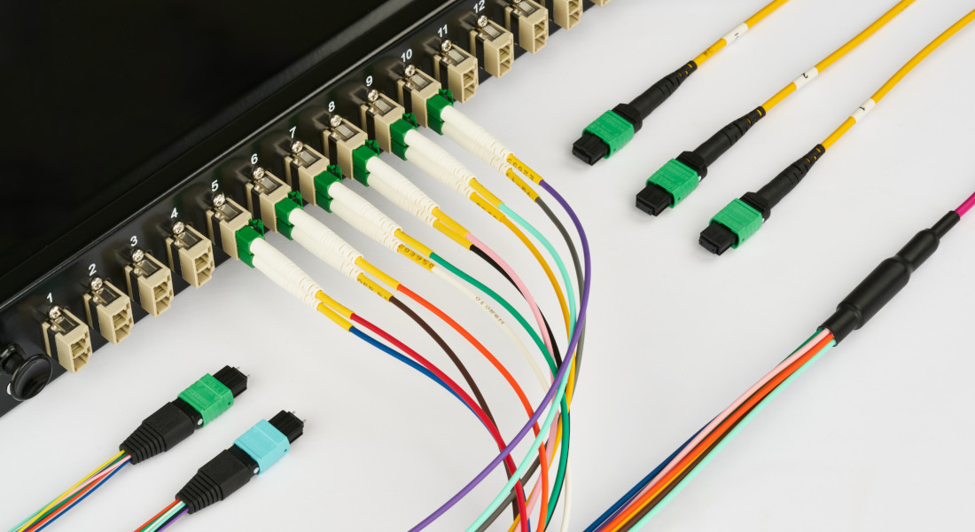Fiberoptisk fordelingspanel med LC duplex- og MTP/MPO-stik - fiberoptisk løsning med høj densitet til datacentre og netværk.
