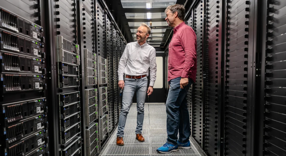 Datacenter med netværksskabe og eksperter i udveksling – EFB-Elektronik