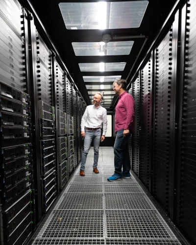 Datacenter med netværksskabe og eksperter i udveksling – EFB-Elektronik