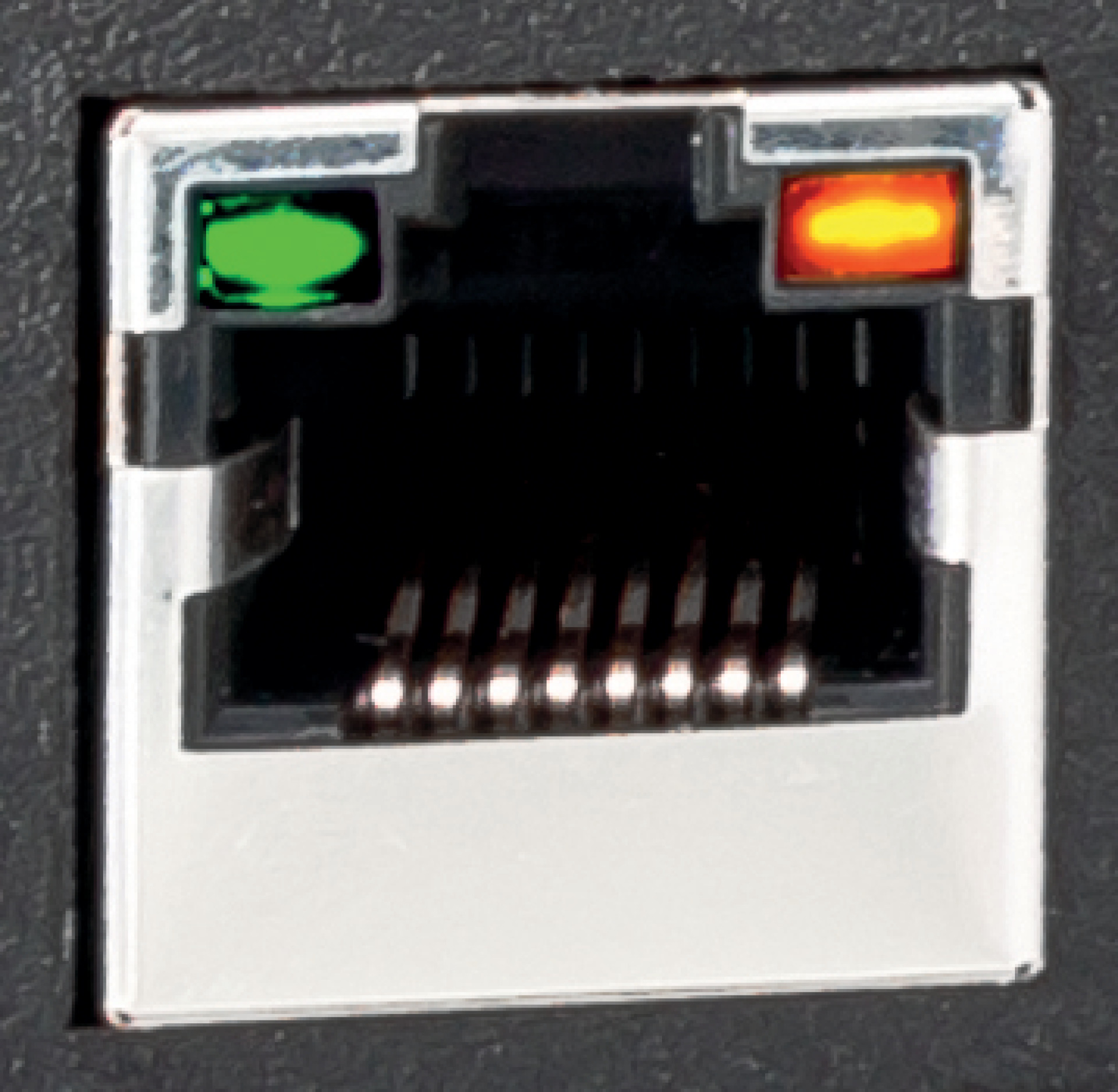 PDU Vertikal BN2000 Monitored 36 x C13 + 6 x C19, 3-Phase