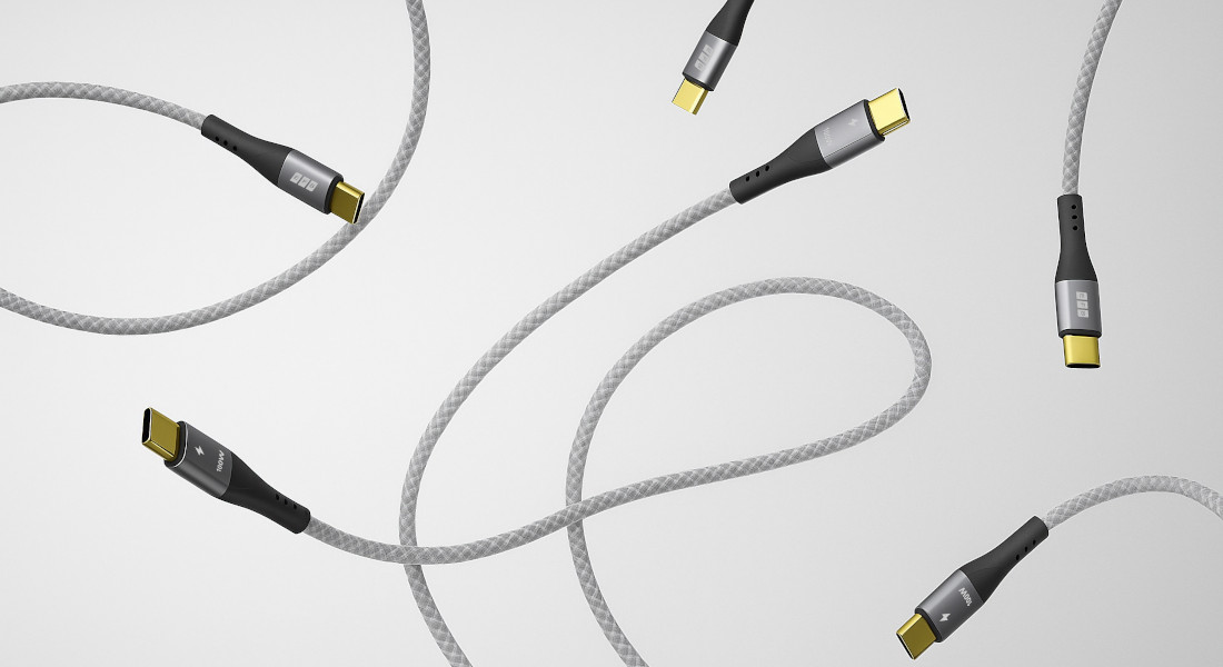 Flettede USB-C-kabler med guldbelagte stik til hurtig dataoverførsel og sikker opladning - design af høj kvalitet i et teknisk arrangement mod en lys baggrund